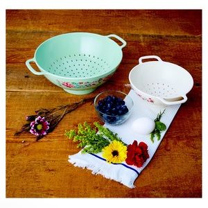 Pioneer woman collinder strainer